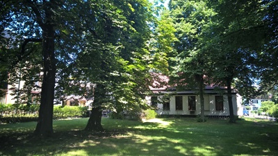 der Garten hinter dem Haus